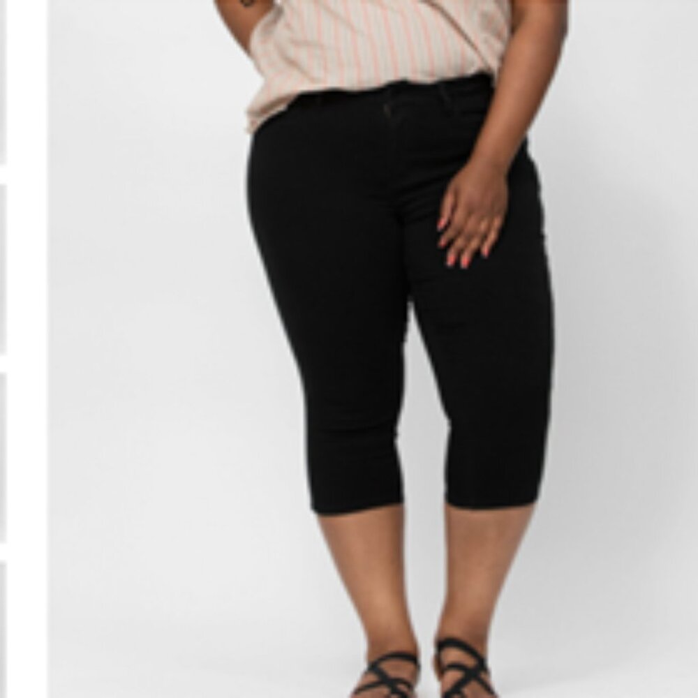 NEW WITH TAGS PLUS 22W Black Judy Blue Black Capris